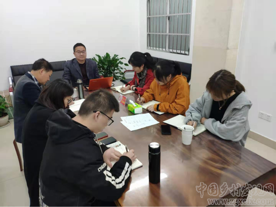 湖南師大鄉(xiāng)研院“研究生午餐學(xué)術(shù)會”第六講開講(圖2)
